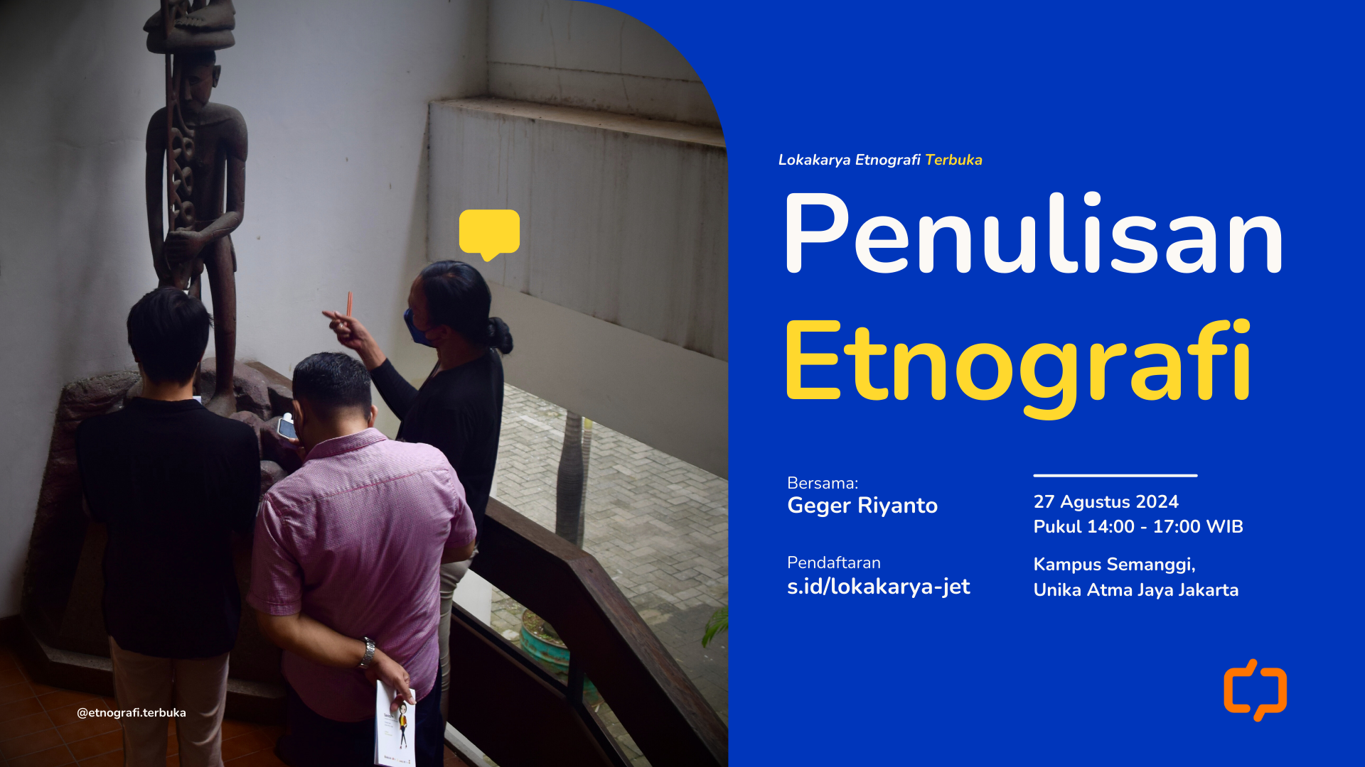 Lokakarya Etnografi Terbuka: Penulisan Etnografi. Bersama Geger Riyanto dari Universitas Indonesia. Kegiatan dilaksanakan pada 27 Agustus 2024, pukul 2 sampai 5 siang di Universitas Katolik Indonesia Atma Jaya, Jakarta. Di sebelah kiri foto adalah tiga partisipan sedang mengamati ukiran kayu manusia dari Papua yang dipajang di tangga.